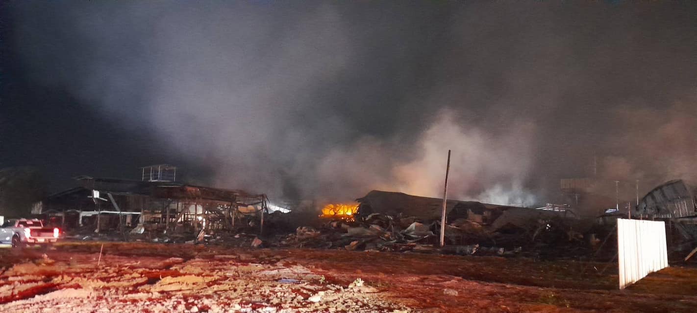 На свечной фабрике Ратчабури бушует неконтролируемый пожар