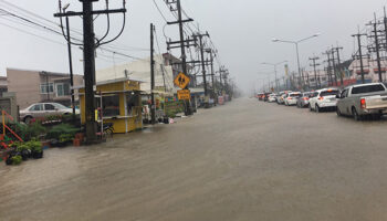 Наводнение на ключевой дороге, соединяющей Хатъяй и Сонгкхлу