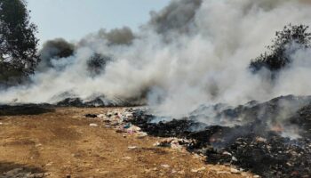 Неконтролируемый пожар на свалке в Прачин-Бури угрожает близлежащим домам (видео)