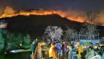 Охота на поджигателей по мере распространения лесного пожара в Тап-Лане