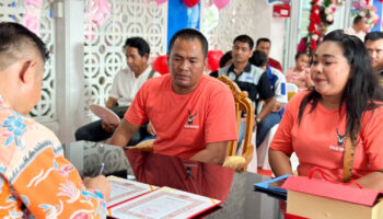 Пары стекаются, чтобы зарегистрировать брак в День Святого Валентина