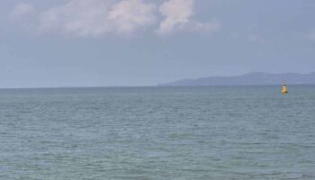 Полиция вылавливает тело мужчины, найденное плавающим в заливе Паттайи