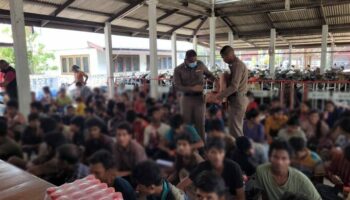 Полиция задержала 141 мигранта из Мьянмы во время операции с грузовиком в Ча-Аме