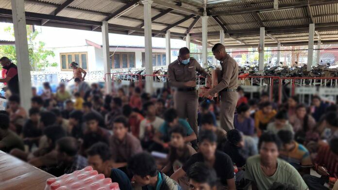 Полиция задержала 141 мигранта из Мьянмы во время операции с грузовиком в Ча-Аме