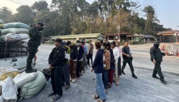 Полиция перехватила автомобиль с 15 нелегальными мигрантами в Канчанабури