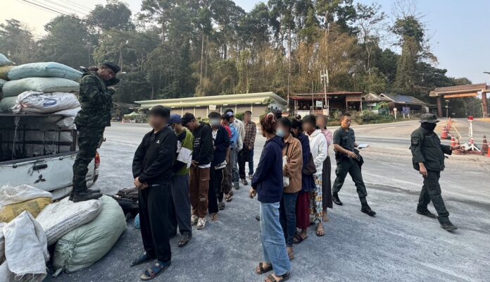 Полиция перехватила автомобиль с 15 нелегальными мигрантами в Канчанабури