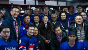 Премьер-министр рассказывает туристам о своей "китайской крови"