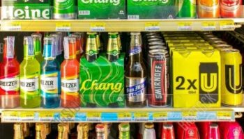 Премьер-министр рассматривает возможность отмены ограничений на употребление алкоголя туристами на буддийские праздники