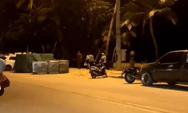 Прогулка монаха с женщинами по пляжу Джомтьен вызывает опасения