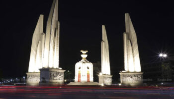 Пхеу Тай призывает принять решение о референдуме