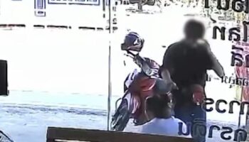 Пьяный мужчина несколько раз ударил женщину возле салона красоты в Нонтхабури (видео)