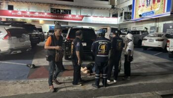 Пьяный турист потерял сознание перед полицейским участком Паттайи