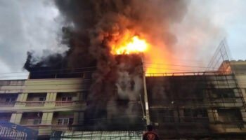 Семейная пара бизнесменов погибла при пожаре в здании Самут Сакон