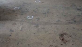 Снимок в темноте: Похороны превращаются в хаос, когда мужчина открывает стрельбу, 1 ранен.