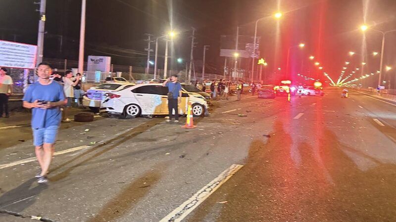 Столкновение гоночных седанов в Чонбури, повреждены 12 автомобилей (видео)