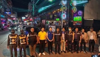 Сценарий игры на бас-гитаре: громкие ритмы бара в Паттайе сливаются с музыкой