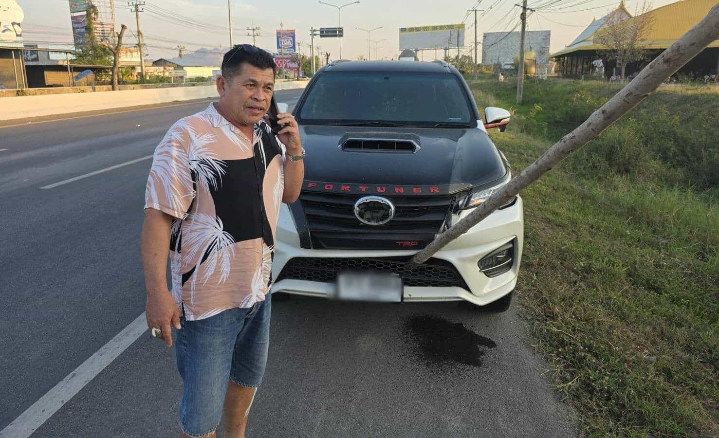 Удлиненное бревно повредило радиатор автомобиля на объездной дороге Таиланда