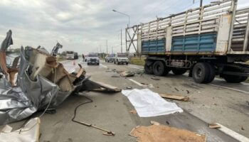 Четверо погибли, пятеро получили ранения в результате столкновения фургона и грузовика в Накхонсаване