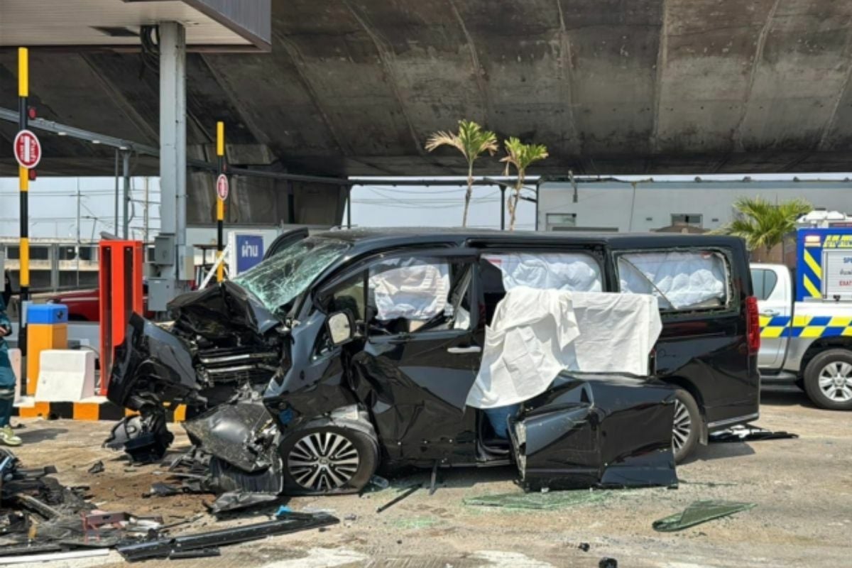 Японец погиб после того, как микроавтобус врезался в шлагбаум недалеко от Бангкока