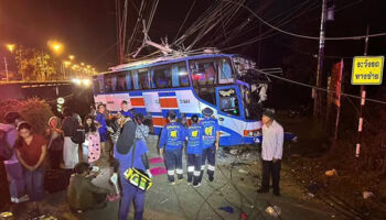 14 человек пострадали, в том числе иностранцы, в результате столкновения автобуса со столбом