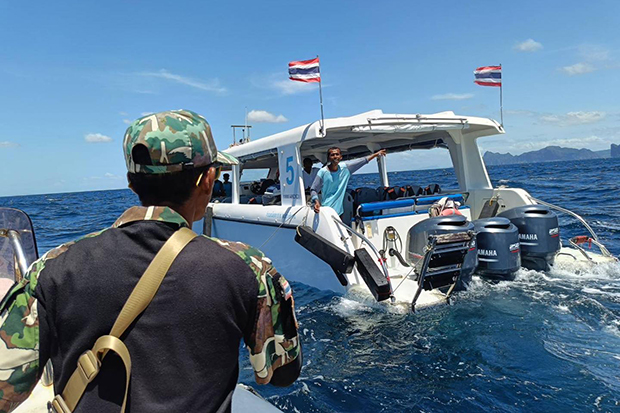 28 туристов спасены с протекающего катера у берегов материковой части Краби