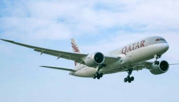 Авиакомпания Qatar Airways обращается к пассажиру, сидевшему рядом с мертвой женщиной