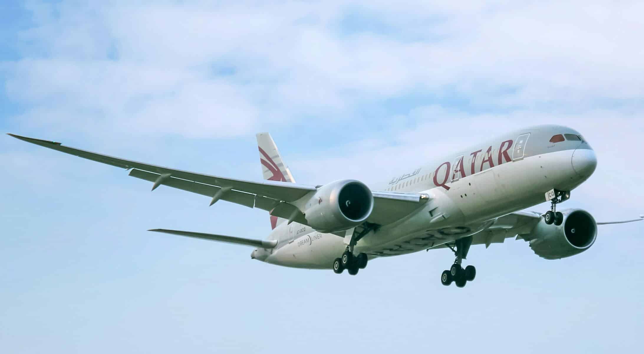Авиакомпания Qatar Airways обращается к пассажиру, сидевшему рядом с мертвой женщиной