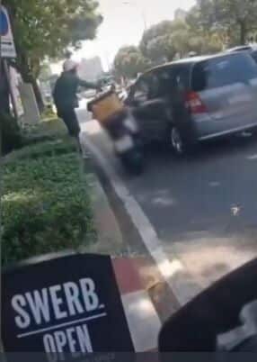 Автомобилист и гонщик из Бангкока разрешили спор, разделив поездку домой (видео)