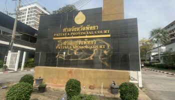 Бездомный мужчина арестован за нанесение краской из баллончика надписи "Суд Паттайи"