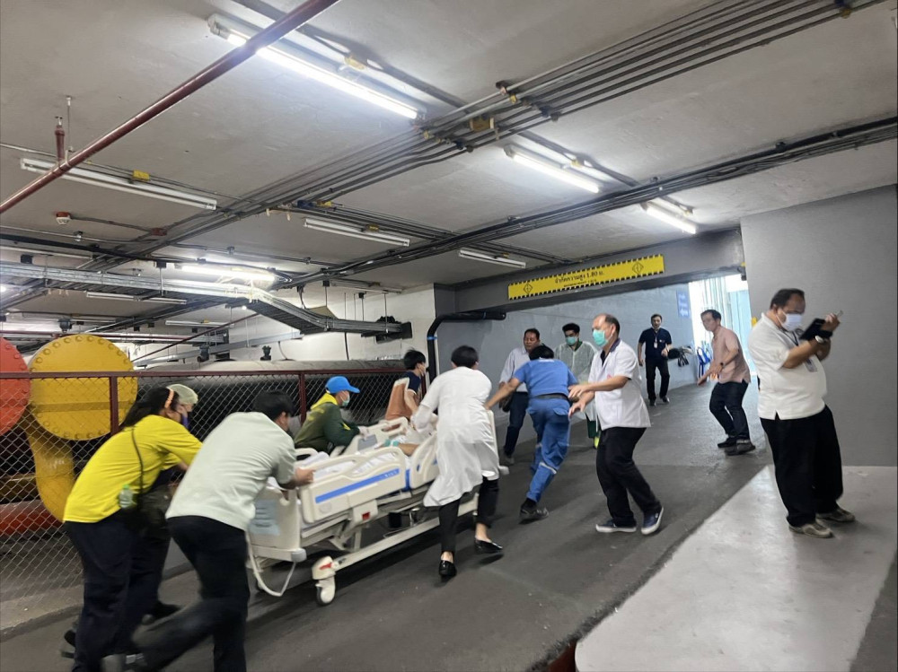 Больница Бангкока эвакуирует пациентов после подземных толчков в Мьянме (видео)