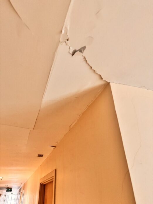 В Бангкоке наблюдается рост числа сообщений о трещинах в зданиях после землетрясения