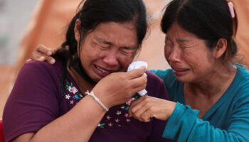 В Бангкоке проходят мрачные бдения, когда люди ищут вестей от родственников у рухнувшего здания