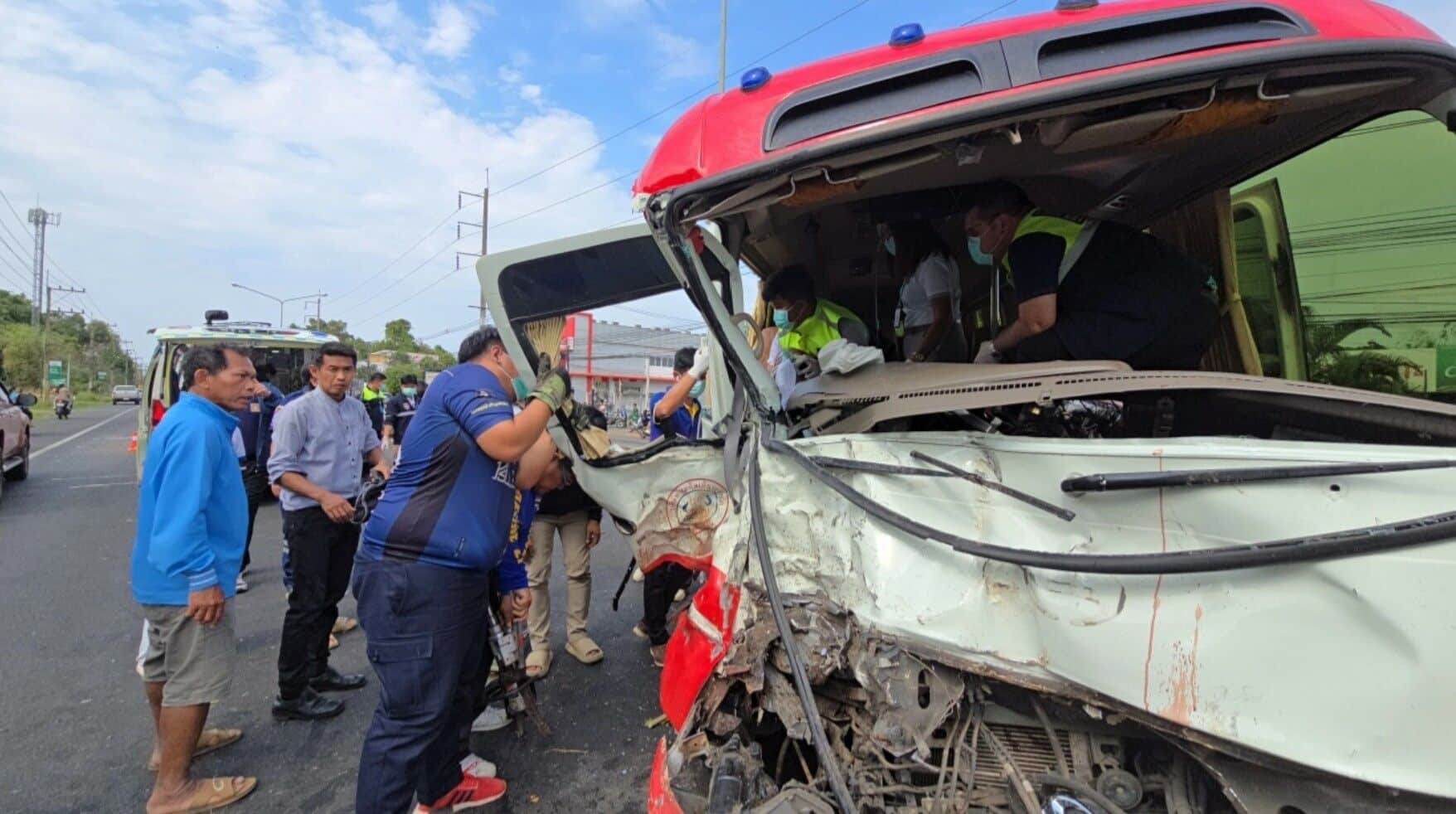В результате столкновения автобуса и грузовика в Убонратчатани пострадали 11 человек