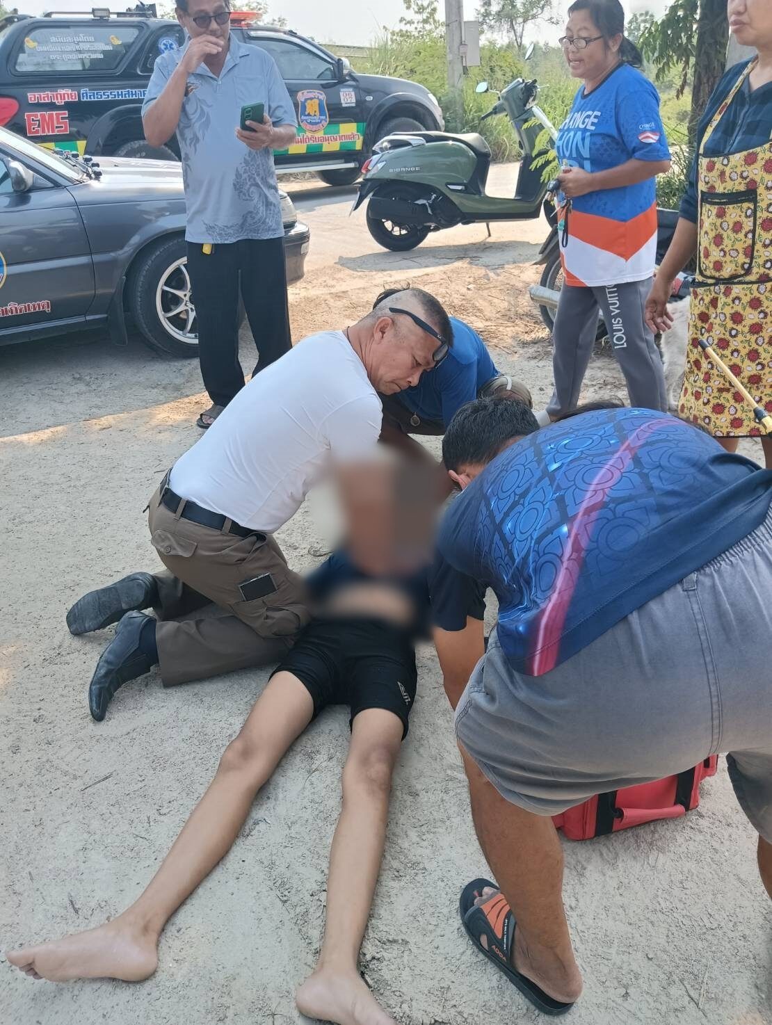 Героический офицер спасает тонущую девушку с помощью искусственного дыхания в Чонбури