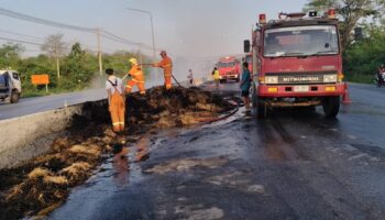 Грузовик перевернулся и загорелся на Миттрафап-роуд, в результате чего двое получили ранения