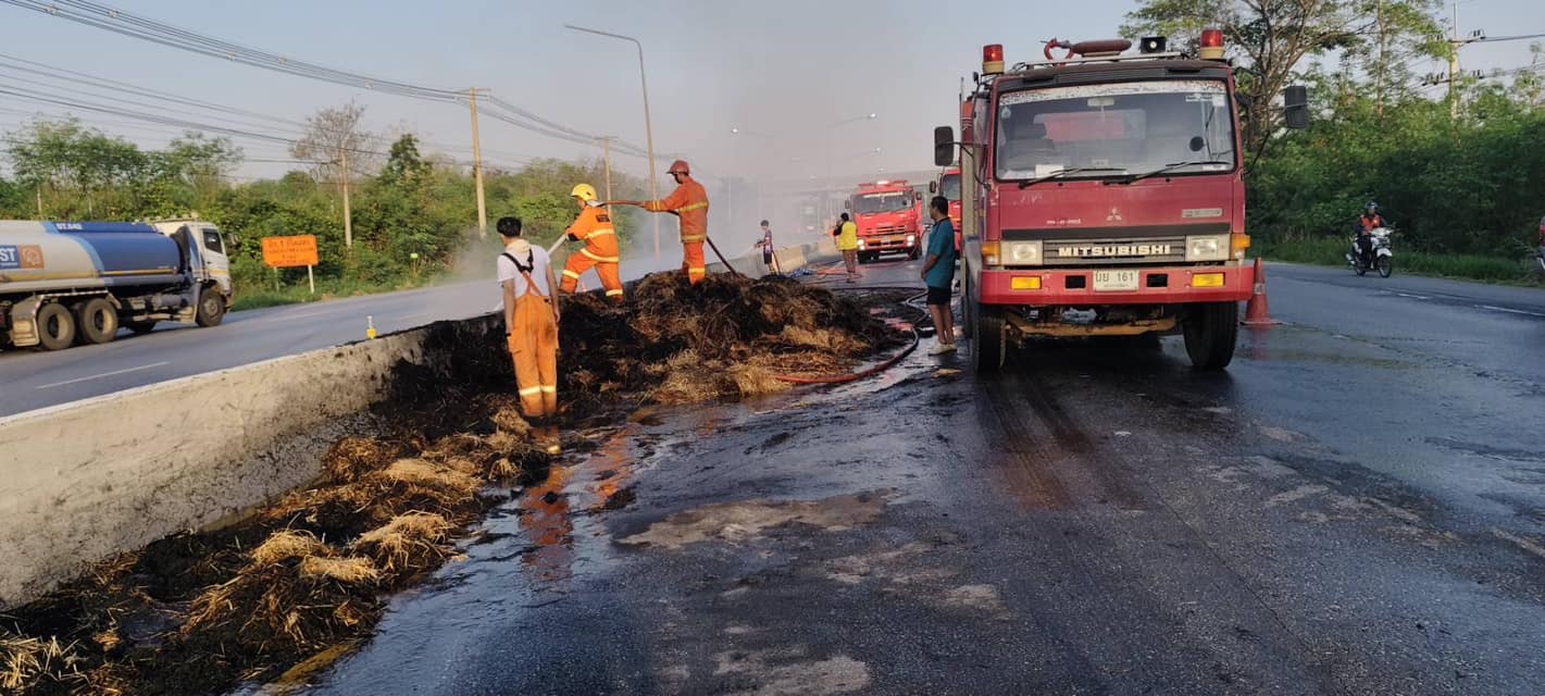 Грузовик перевернулся и загорелся на Миттрафап-роуд, в результате чего двое получили ранения