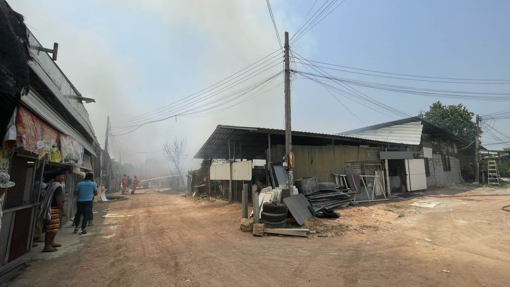 Два дома разрушены, жители Паттайи сгорели на пожарных лестницах