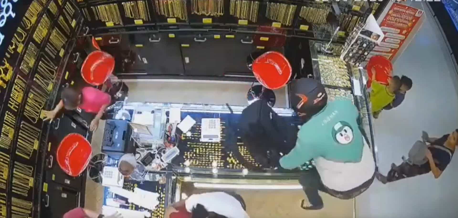 Золотой магазин Мэй Сот был ограблен курьером в результате дерзкого ограбления