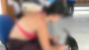 Красотка в розовом: женщина в бикини устраивает погром в полицейском участке