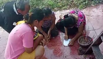 Местные жители Утайтхани стекаются к древнему дереву в надежде на удачу в лотерее