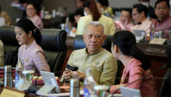 Министр труда намерен к 1 мая повысить минимальную заработную плату по всей стране до 400 бат