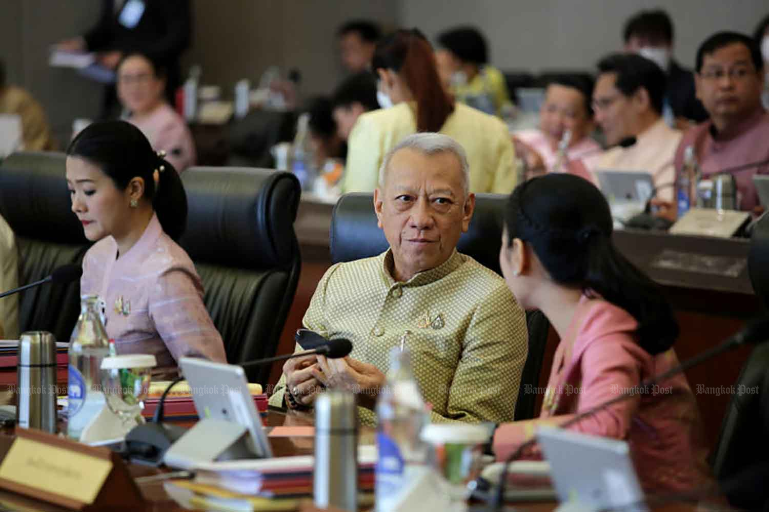 Министр труда намерен к 1 мая повысить минимальную заработную плату по всей стране до 400 бат