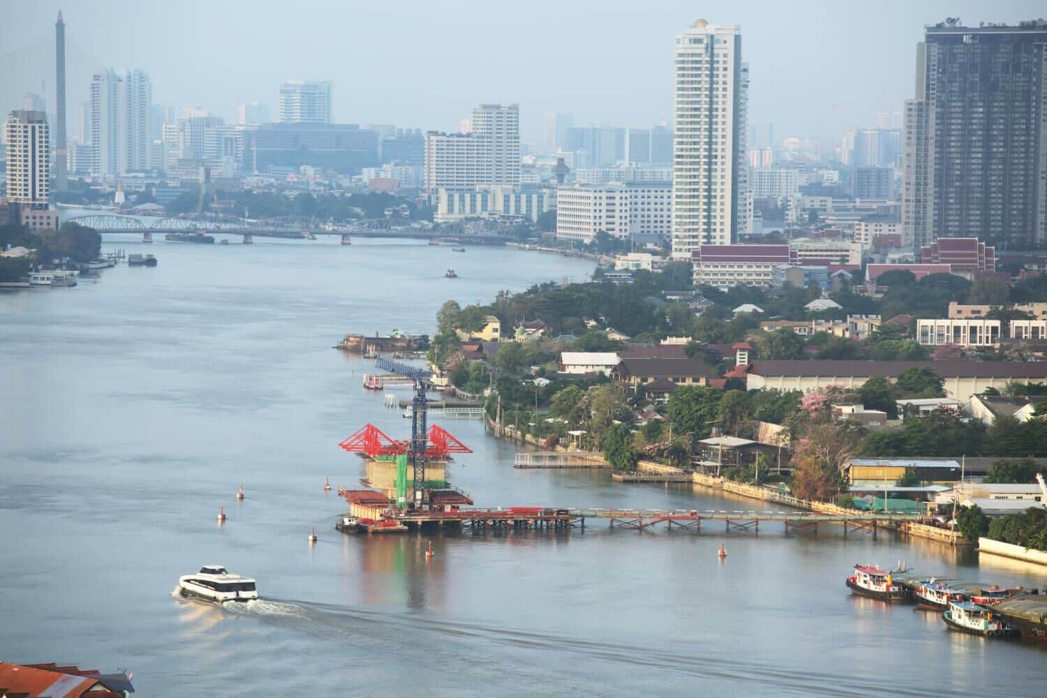 Мост над неспокойной водой: гонка BMA по пересечению реки Бангкок