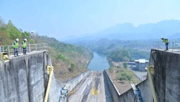 Начальники плотин говорят, что сооружения по-прежнему безопасны и стабильны