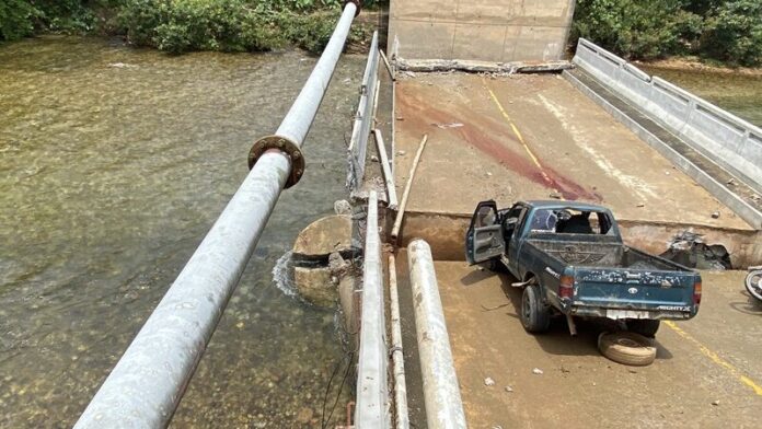 Обрушение моста в Наратхивате унесло жизнь одного человека, трое получили ранения