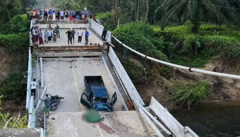 Один человек погиб в результате падения грузовика и мотоцикла с обрушившегося моста