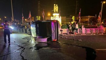 Пикап врезался в монумент Пхукета, перекрыв движение