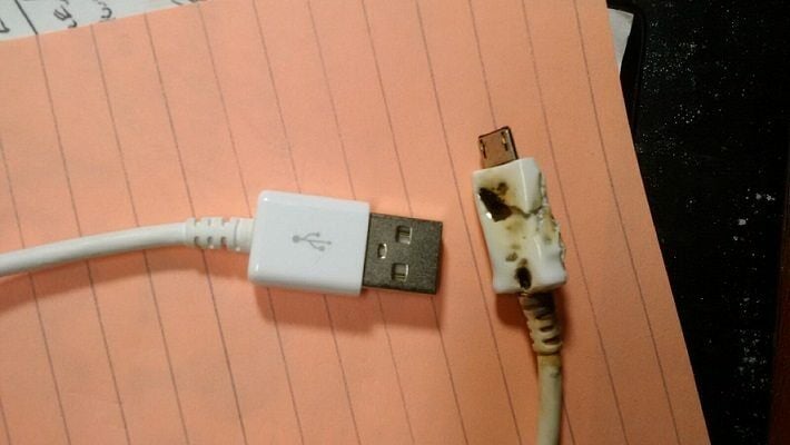 Подростка убило электрическим током из-за зарядного устройства для телефона в Таиланде