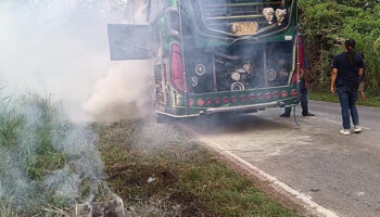 Пожар в автобусе, перевозившем школьников на экскурсию, все в безопасности