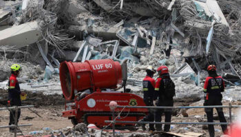 Продолжается операция по спасению 15 выживших на строительной площадке